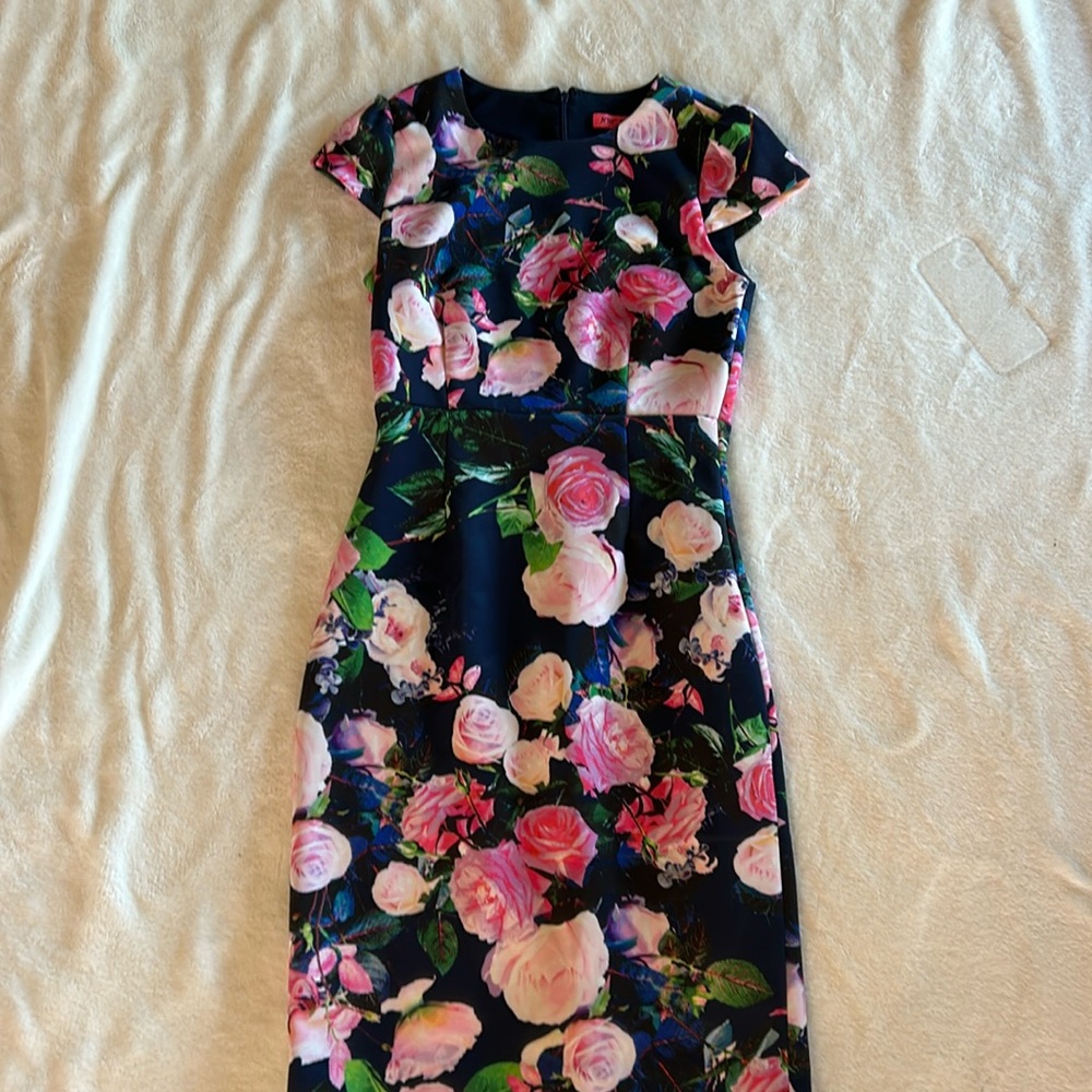 Floral patterned midi dress, short sleeved, fitted